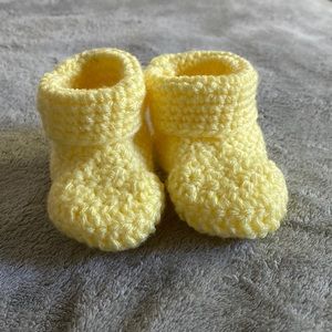 Yellow baby booties 💛 Made by me! 0-6m
